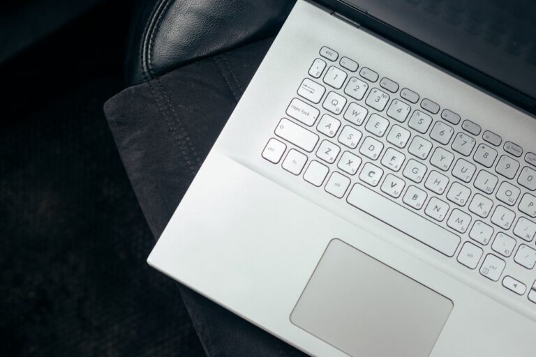 Asus VivoBook 17 (M712) Review: Big Screen Performance on a Tight Budget