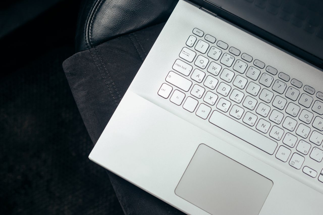 Asus VivoBook 17 (M712) Review: Big Screen Performance on a Tight Budget