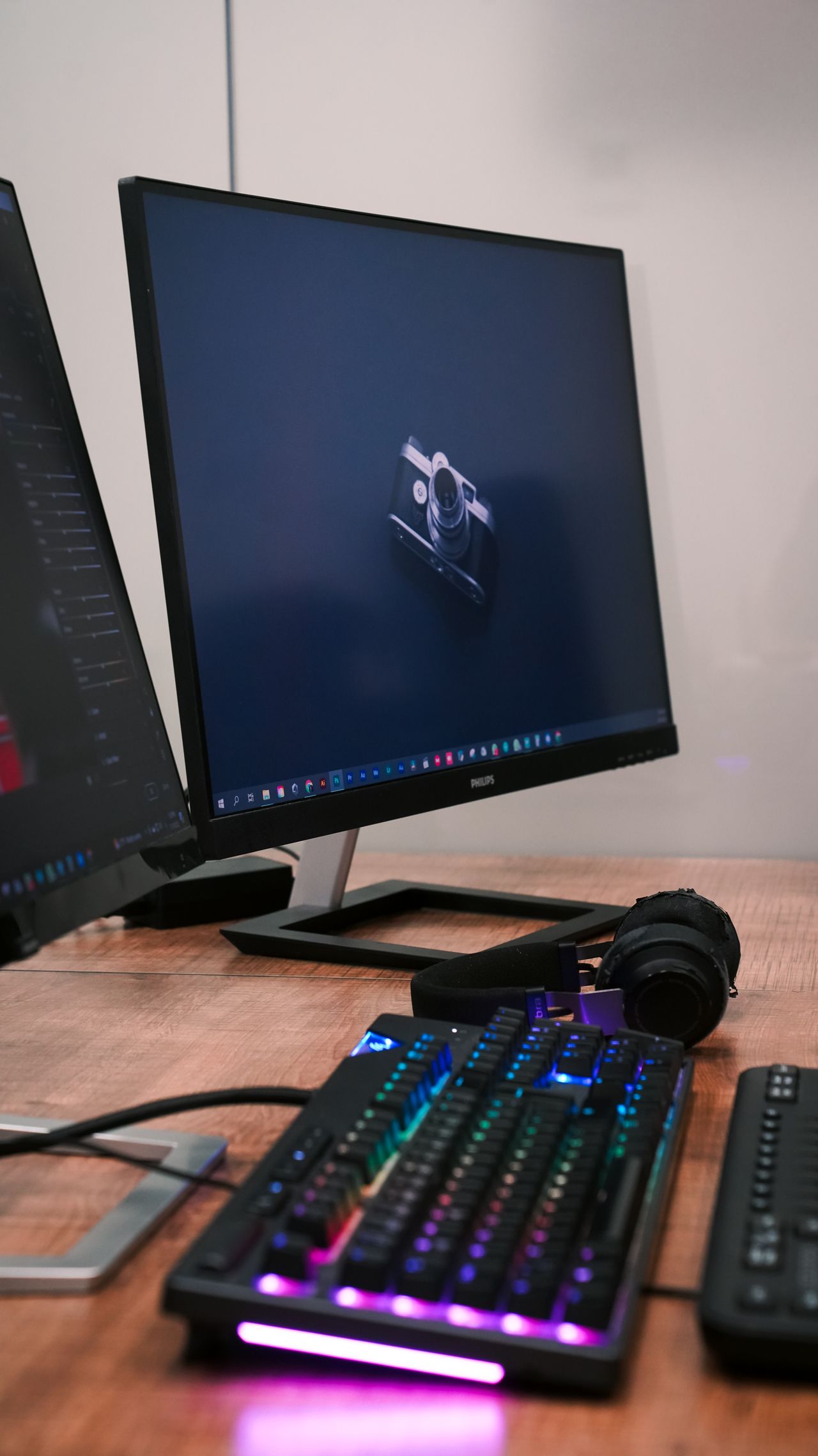 Curved vs. Flat Monitors: Which Is Better for Productivity and Gaming?